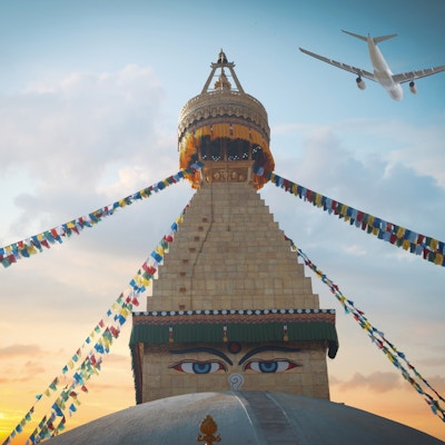 flyet flyr over Bodhnath stupa - Kathmandu - Nepal