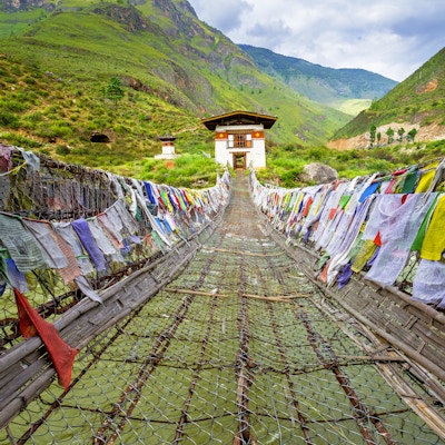 Hengebro med mange fargerike bønneflagg i Bhutan