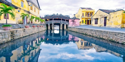 Hoi An er en by på Vietnams sentrale kyst kjent for sin godt bevarte antikke by, gjennomskåret med kanaler. Den tidligere havnebyens smeltepotthistorie gjenspeiles i sin arkitektur, en blanding av epoker og stiler fra kinesiske shophouse i tre og templer til fargerike franske kolonibygninger, utsmykkede vietnamesiske rørhus og den ikoniske japanske overbygde broen med sin pagode.