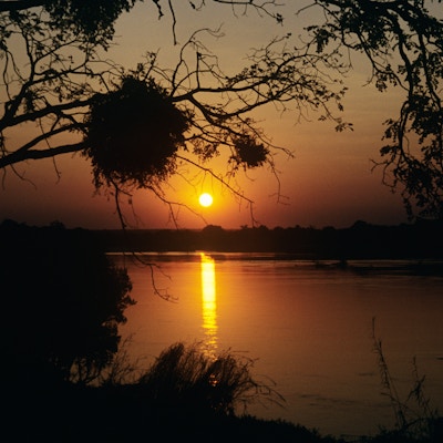Solnedgang over zambezi-elven