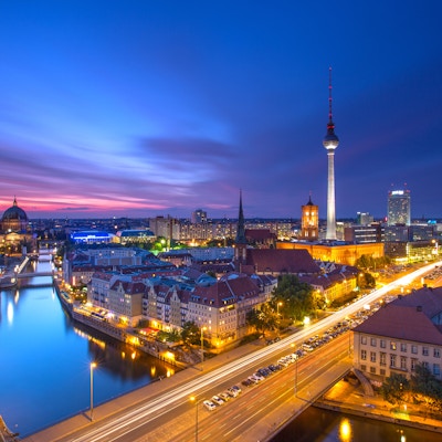 Berlin Skyline City Panorama med solnedgang og trafikk med blå himmel