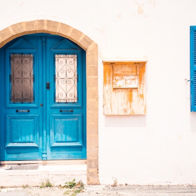 Blå dør og fargerik bygning. Gammel byarkitektur i Pafos, Kypros