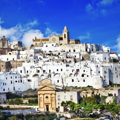 panorama av den vakre hvite byen Ostuni i Puglia, Italia
