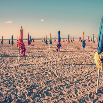 Fargerike parasoller på Deauville-stranden, Frankrike, årgangsprosess