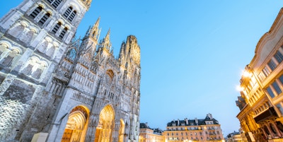 Nattutsikt over den berømte belyste katedralen i Rouen by, hovedstaden i Normandie-regionen i Frankrike