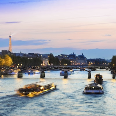 Turbåter på Seine ved solnedgang