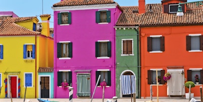 Hus i en fargerik italiensk by Burano nær Venezia, Italia