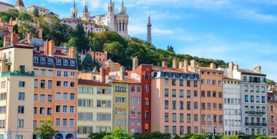 Lyon bybilde fra elven Saone med fargerike hus