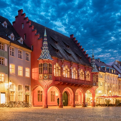 Historisk bygning av Merchants Hall (Historisches Kaufhaus) bygget i 1520-21 og ligger på Munsterplatz-kvadratet i Freiburg, Baden-Württemberg, Tyskland