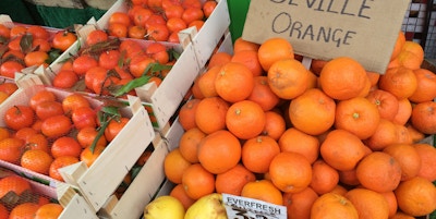 Sevilla Oranges til salgs i et gatemarked i London. De er bare tilgjengelige i noen uker hvert år, og britene bruker den bitre frukten til å lage marmelade.