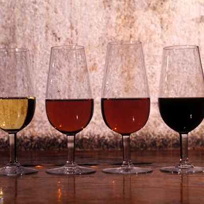 Fire forskjellige viner i glass