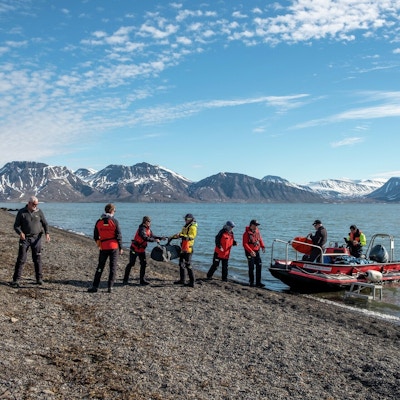 Med småbåter går folk i land på Svalbard