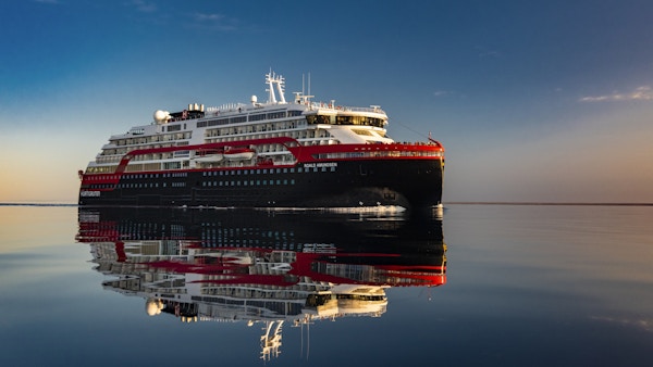 MS Roald Amundsen på vannet