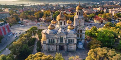 Luftfoto av katedralen for antagelsen i Varna