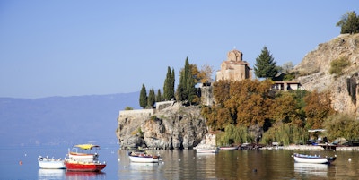 Utsikt fra Ohrid-sjøen mot St.John Kaneo og små båter