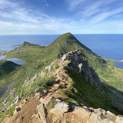 Stien går langs eggen på toppen av fjellet, med utsikt mot Nyksund og havet
