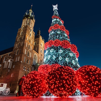 Krakow, Poland, Main Market Square i vintersesongen, under julemesser dekorert med juletre.