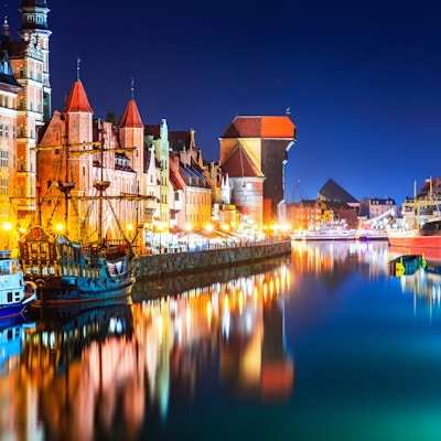 Naturskjønn nattutsikt over gamlebyens bryggearkitektur i Gdansk, Polen ved Motlawa-elven havnekrasse med middelaldersk havnekran og historiske skip