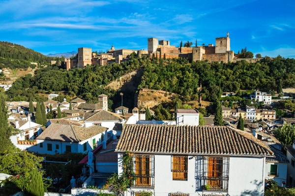 Cityscape of Granada, Spania. Foto skudd fra utsiktspunkt på bakke med utsikt over byen.