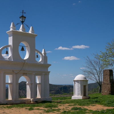 Et hvitt kirkelig monument som står oppe på en høyde