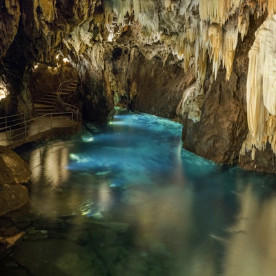 Grotte med klart, turkisk vann og kalksteinsformasjoner rundt