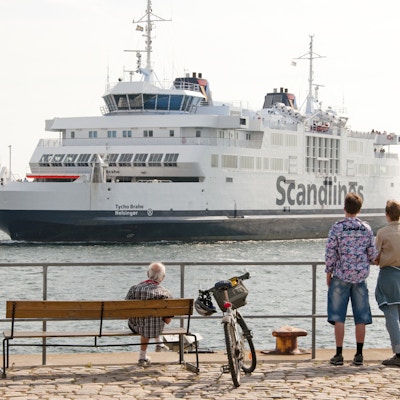 Havnen i Helsingborg, folk ser på Scandlines frja.