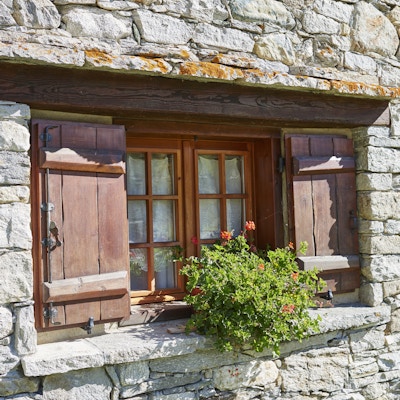 Vindu av en rustikk alpinkonstruksjon sett i landsbyen Campriolo. Baceno kommune. Province of Verbano-Cusio-Ossola. Piemonte. Italia.