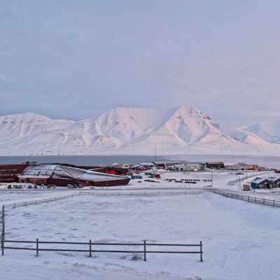 Vakker utsikt mot snødekte fjell på Svalbard