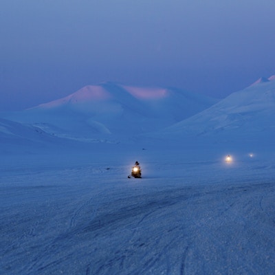 Spitzbergen scooterutflukt med fjell i bakgrunnen, like ved Longyearbyen.