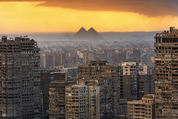 Bylandskap i Kairo, med Giza-pyramidene i bakgrunnen .