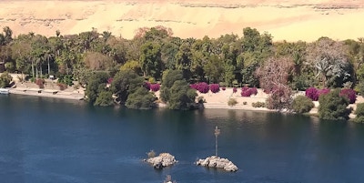 Oversiktsbilde over Nilen, ørken og litt vegetasjon