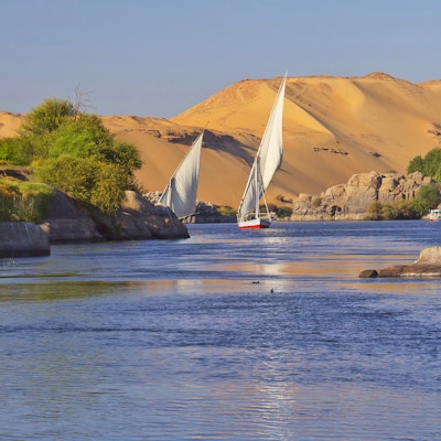 To typiske egyptiske seilbåter på Nilen nær Aswan og Elephantine Island.