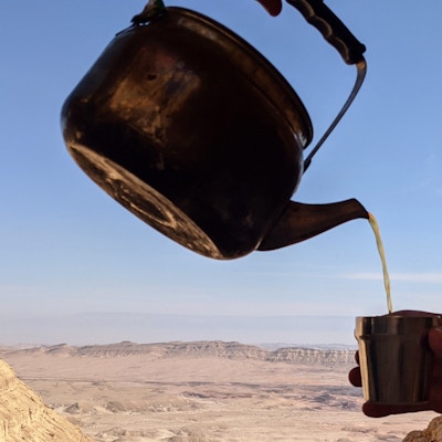 Servering av te i Negev-ørkenen i Israel