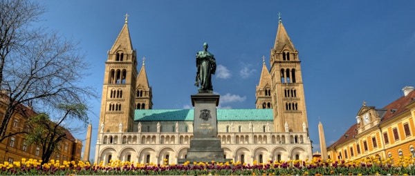 Ungarsk chatedral med fire tårn og blomster i Pecs