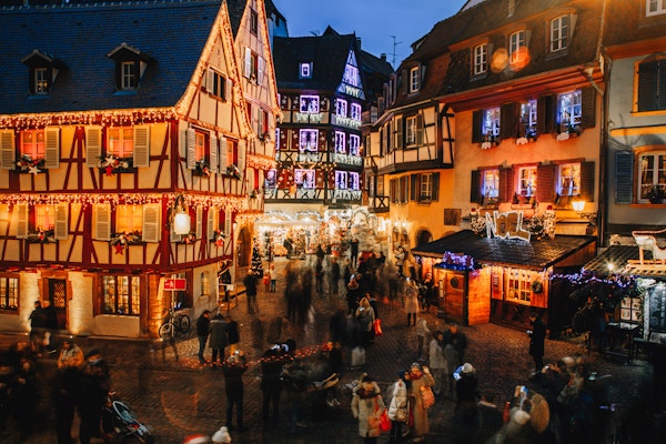Gamlebyen opplyst og dekorert som et eventyr i julehøytiden i Colmar, Alsace, Frankrike
