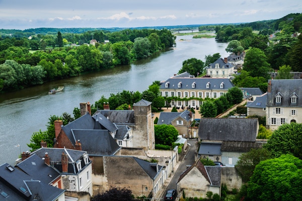 Loire-elven stiger i Massif Central-opplandsområdet i Sør-sentrale Frankrike, og flyter nord og vest i 634 miles mot Brittany, hvor den tømmes ut i Atlanterhavet. Det er den lengste elven i Frankrike. Denne delen grenser til byen Amboise.