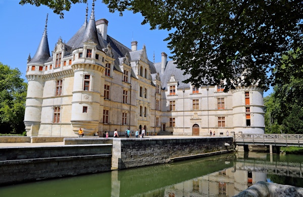 Flott, hvitt slott med to tårn ved elvekanten i Loiredalen i Frankrike