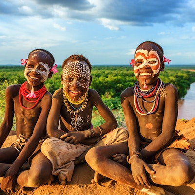 Unge gutter fra Karo-stammen. Karo-stammen er en stamme som bor i den sørvestlige delen av Omo-dalen nær Kenya, Afrika.