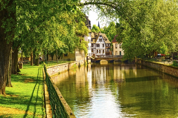Strasbourg, vannkanal i Petite France-området. Bindingsverkshus og trær i Grand Ile. Alsace, Frankrike. Unesco nettsted.