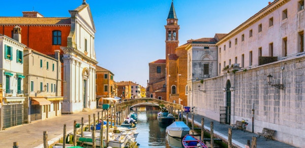 Chioggia by i en venetiansk lagune, vannkanal og kirke. Veneto, Italia, Europa