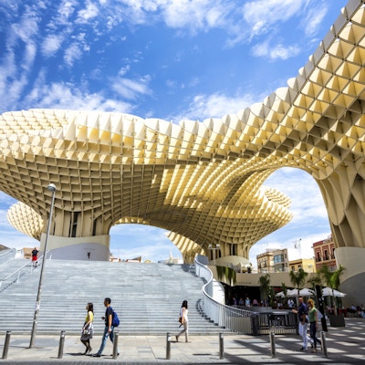 Metropol Parasol er den moderne arkitekturen på Plaza de la Encarnacion 5. juni 2014 i Sevilla, Spania. Den ble designet av den tyske arkitekten Jurgen Mayer-Hermann.