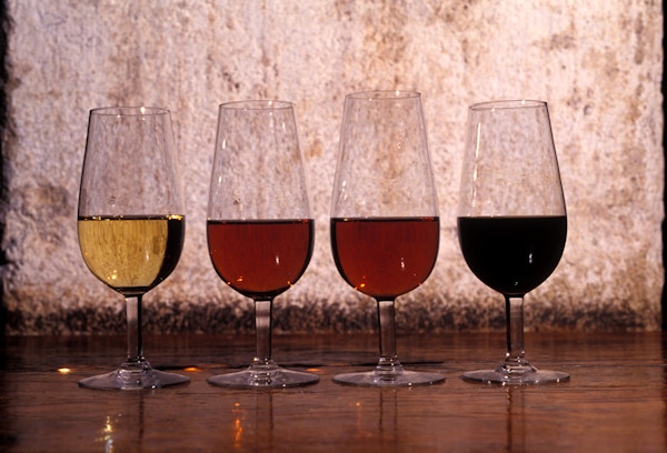 Fire forskjellige viner i glass