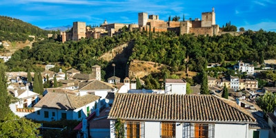 Cityscape of Granada, Spania. Foto skudd fra utsiktspunkt på bakke med utsikt over byen.