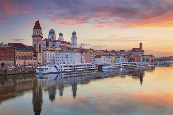Passau-skyline under solnedgang, Bayern, Tyskland.