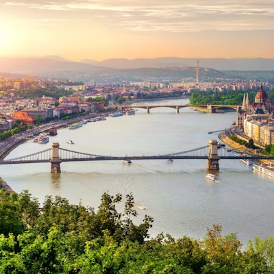 Oversiktsbilde og Budapest med Donau.
