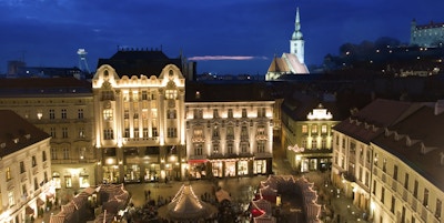 Julemarked i Bratislava sentrum (lang eksponering med uklare mennesker)
