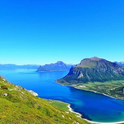 Utsikt over fjell, øyer og hav nord i Norge på Helgeland