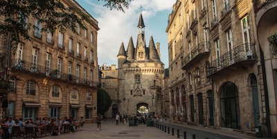 Porte Cailhau, en av hovedinngangene til den gamle byen, i Bordeaux, Frankrike.