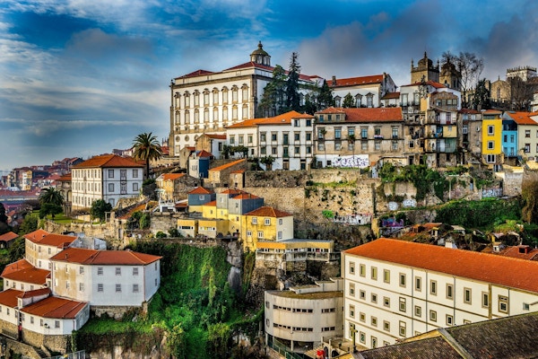 Hus i forskjellige stilarter i Porto.