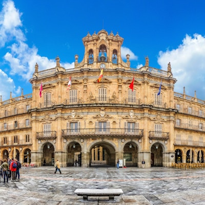 Den berømte, historiske Plaza Mayor i Salamanca på en solskinnsdag med dramatiske skyer, Castilla y Leon, Spania